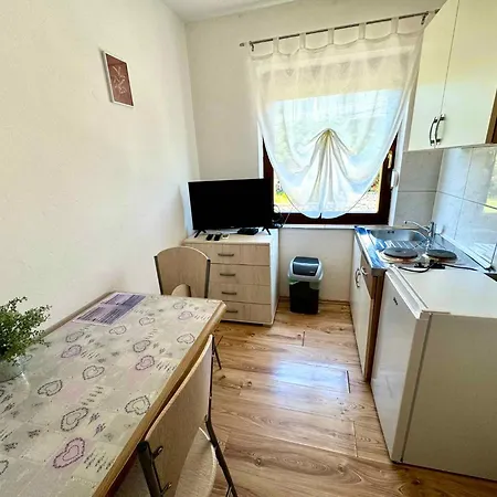 House And Apts. In 51055 자드라보노