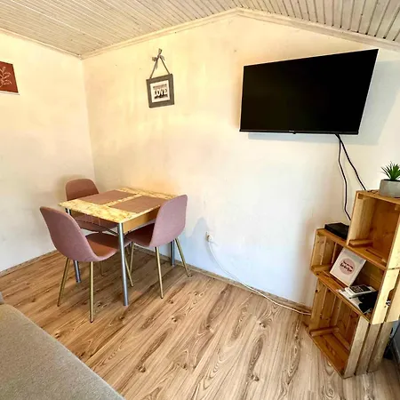 House And Apts. In 51055 아파트 자드라보노
