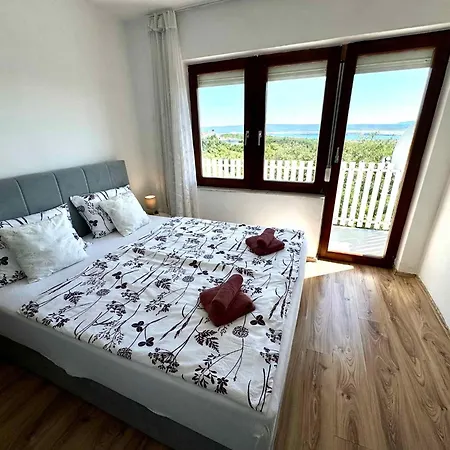 House And Apts. In 51055 아파트 자드라보노